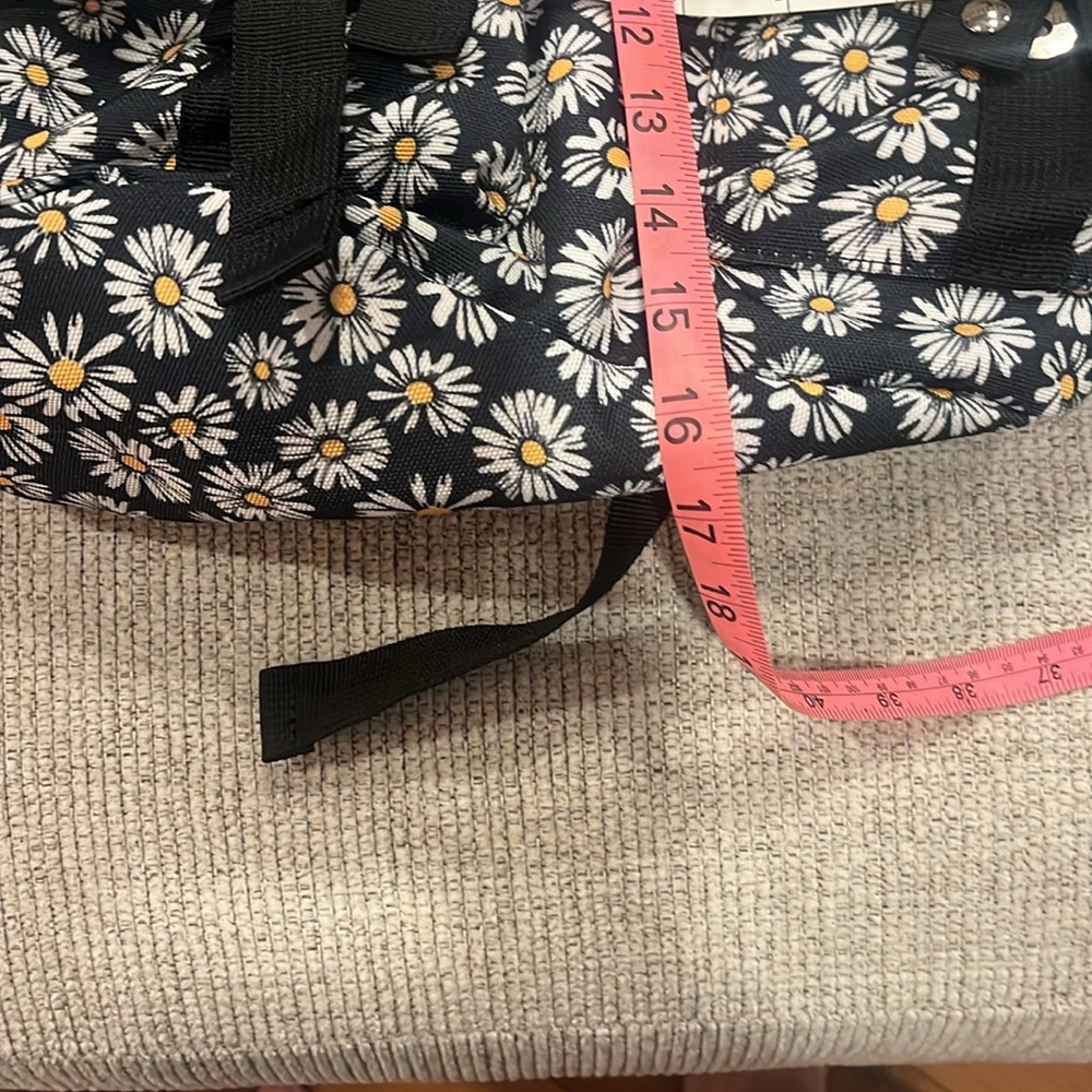 New Backpack with daisy design 🌼 Never used - Picture 3 of 7